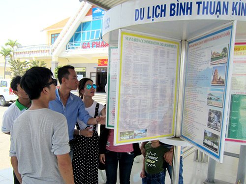 Du khách xem thông tin trên trụ xoay Du lịch Bình Thuận